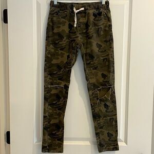 EUC So Perla Camo Pants Sz. M Distressed Green